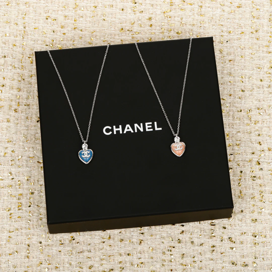 Колье Chanel 25p с сердечком, украшенным стразами, сине-розовое, регулируемая длина.