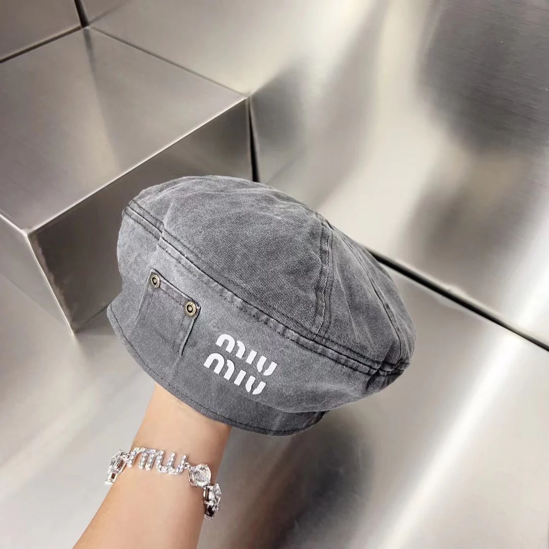 Новинки лета 2023 от Miu Miu: джинсовый берет, шляпа художника.