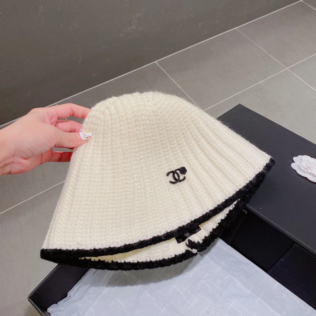 Chanel - Вязаная рыбацкая шапка - Белая