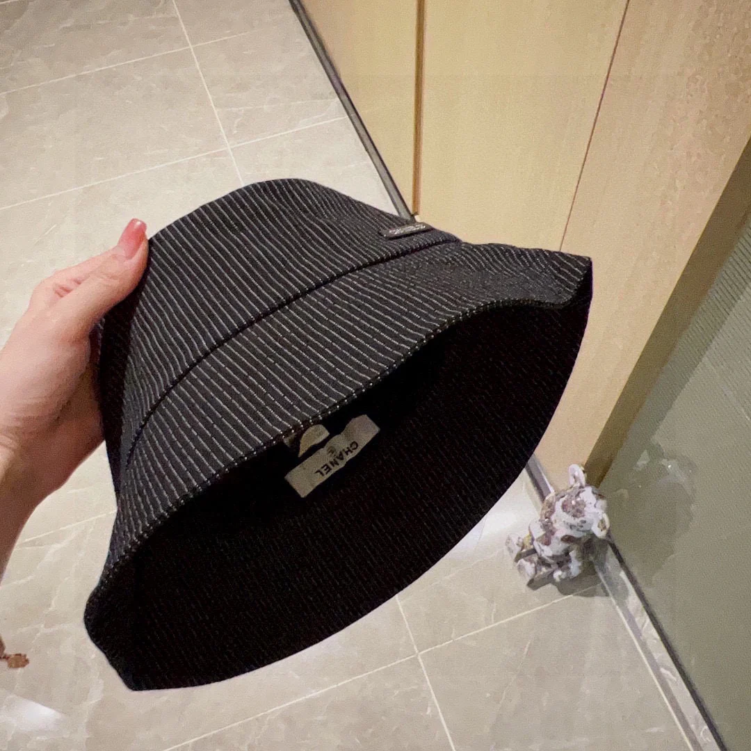 Новинка сезона весна/лето 2023 от Chanel - Полосатая рыбацкая шляпа - Черная