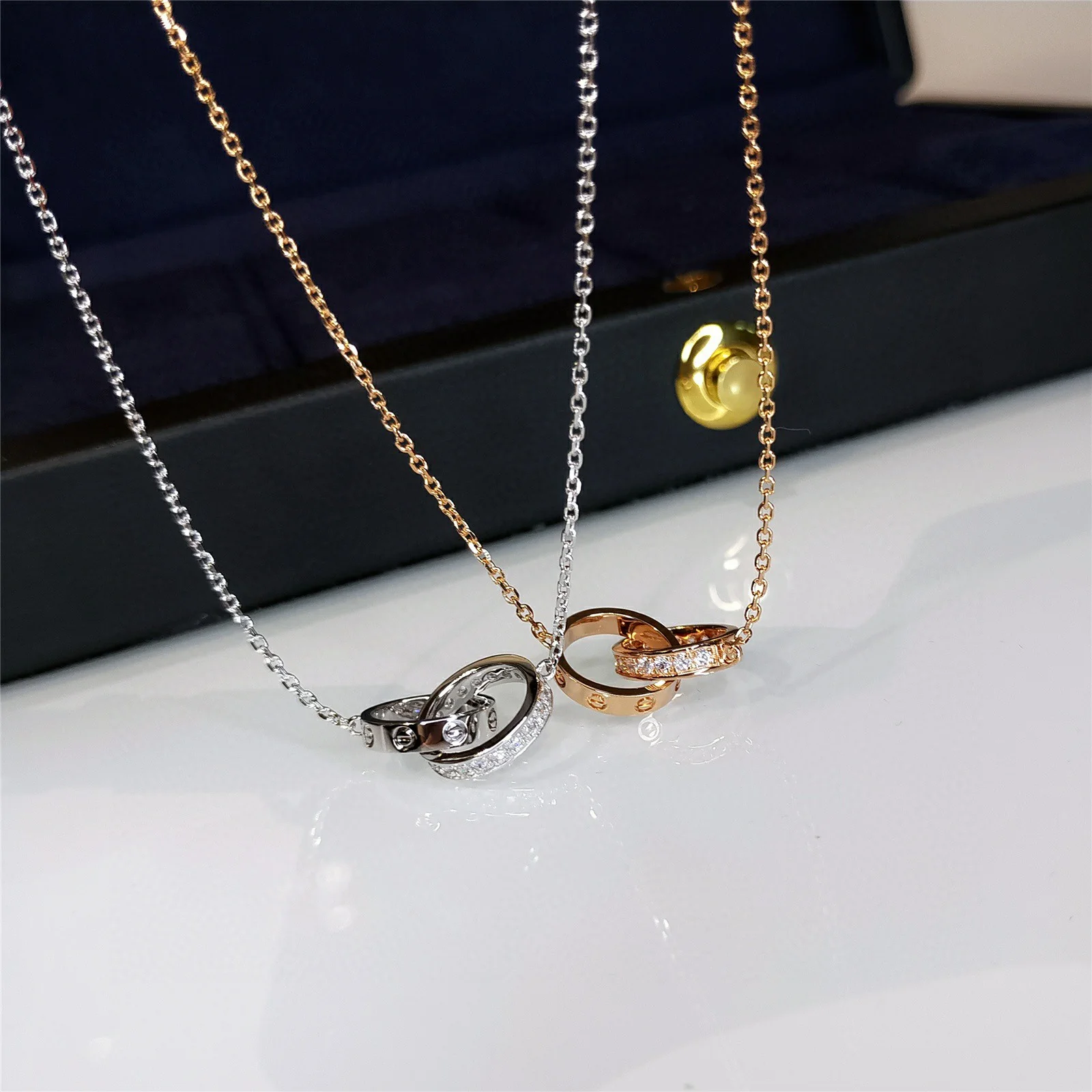 Колье Cartier Love Double Ring с двумя кольцами - половина бриллианта