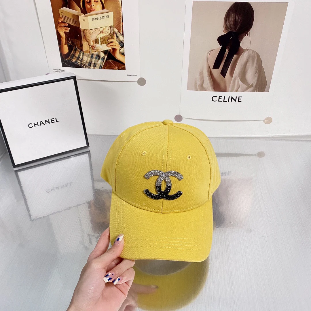 Солнцезащитная шляпа Chanel, украшенная пайетками