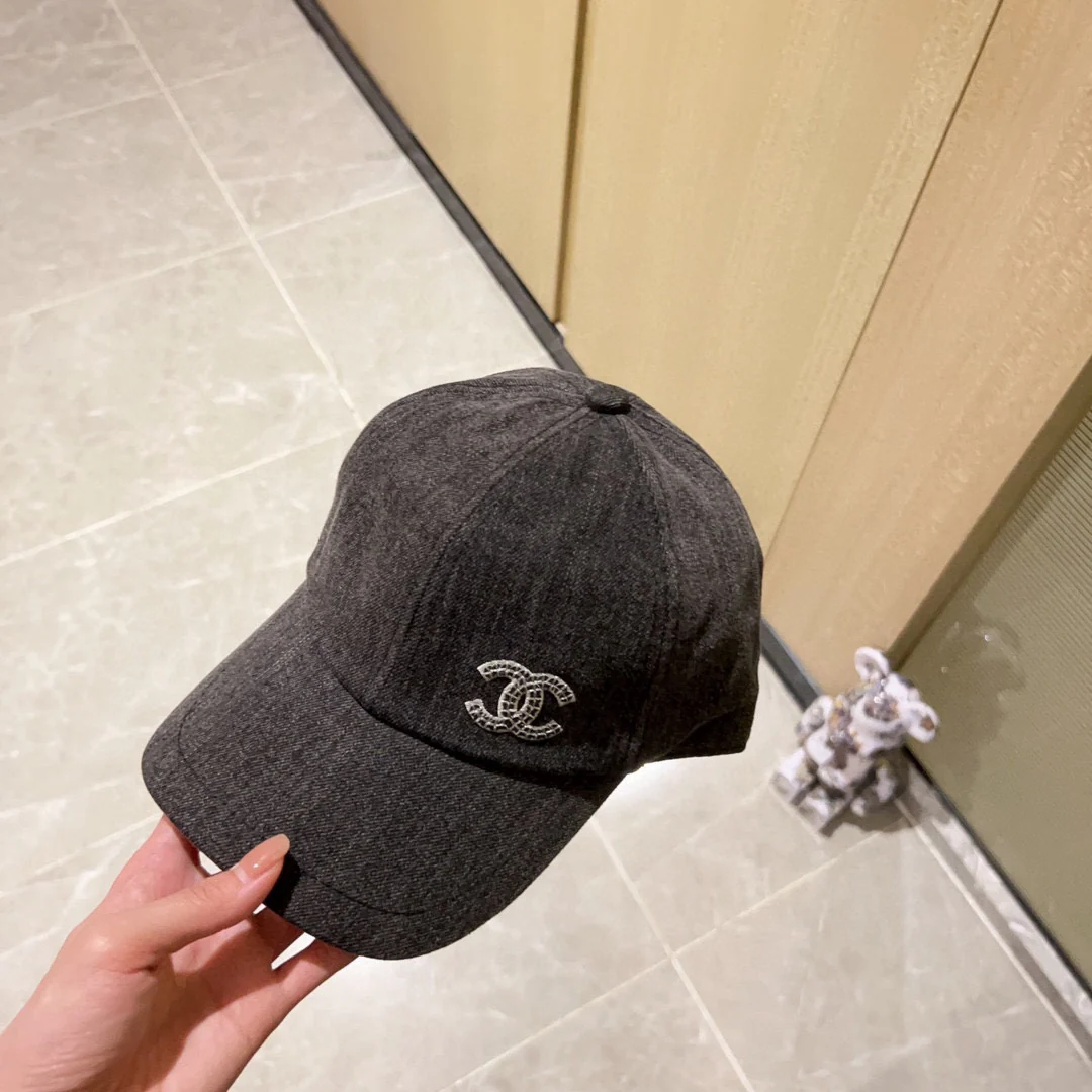 Новинка сезона весна/лето 2023 от Chanel - Вышитая кепка/Сферическая кепка - Железно-серый