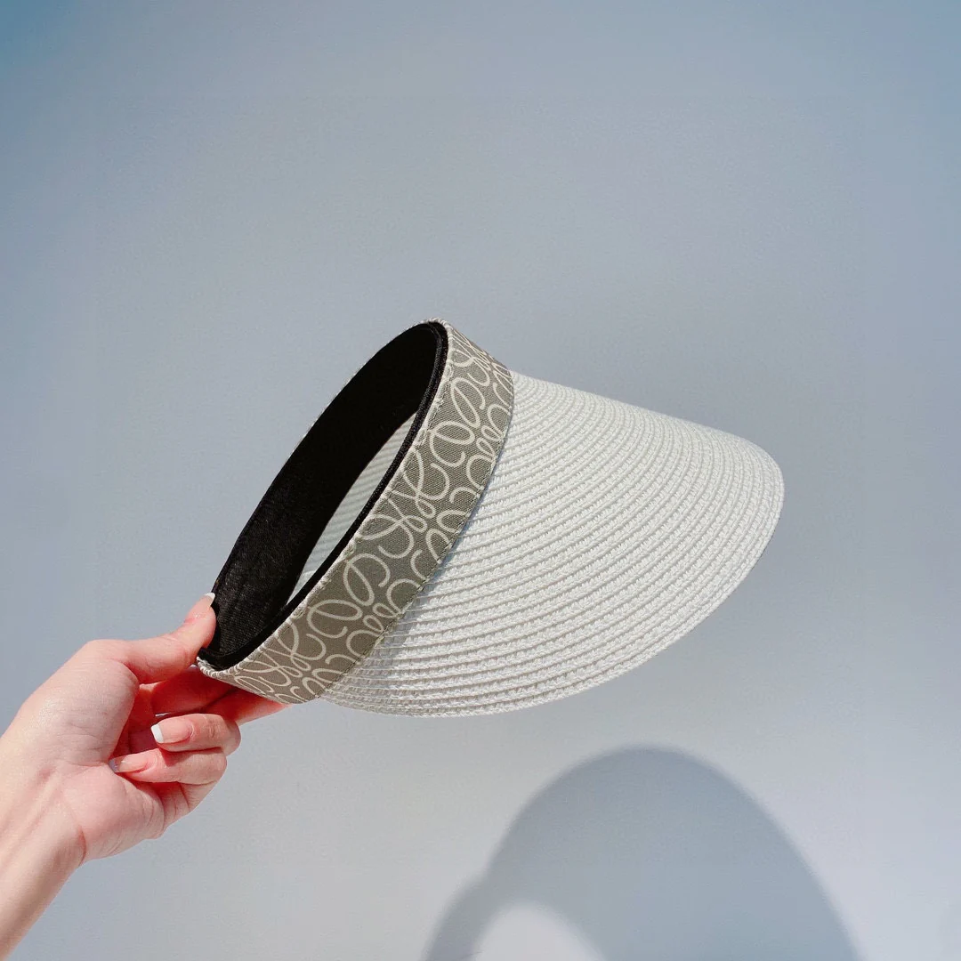 Lolwei - Соломенная шляпа-повязка на голову с монограммой, выполненная в стиле пэчворк, с металлическим ярлыком.