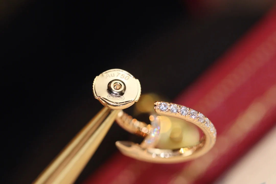 Небольшие серьги-гвоздики Cartier из розового золота, полностью инкрустированные бриллиантами.