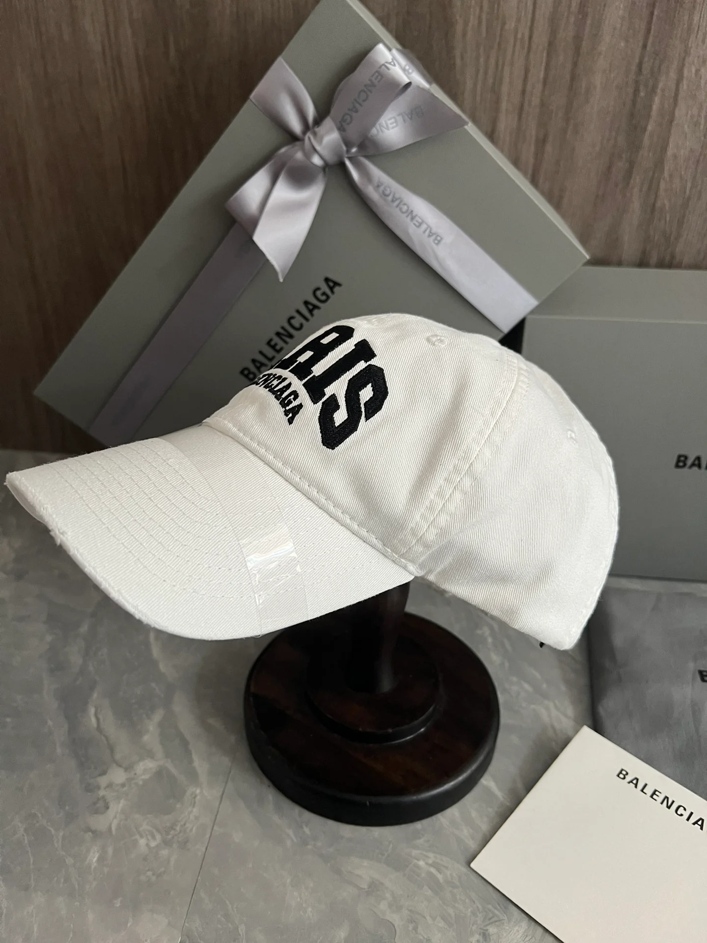 Бейсболка Balenciaga City Collection в винтажном стиле с эффектом потертости - белая