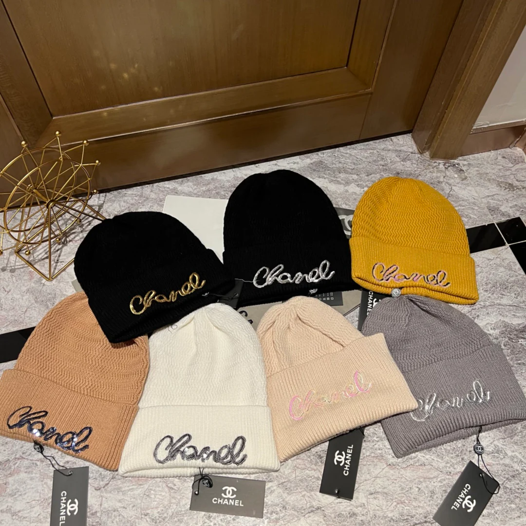 Вязаная шапка Chanel с буквой