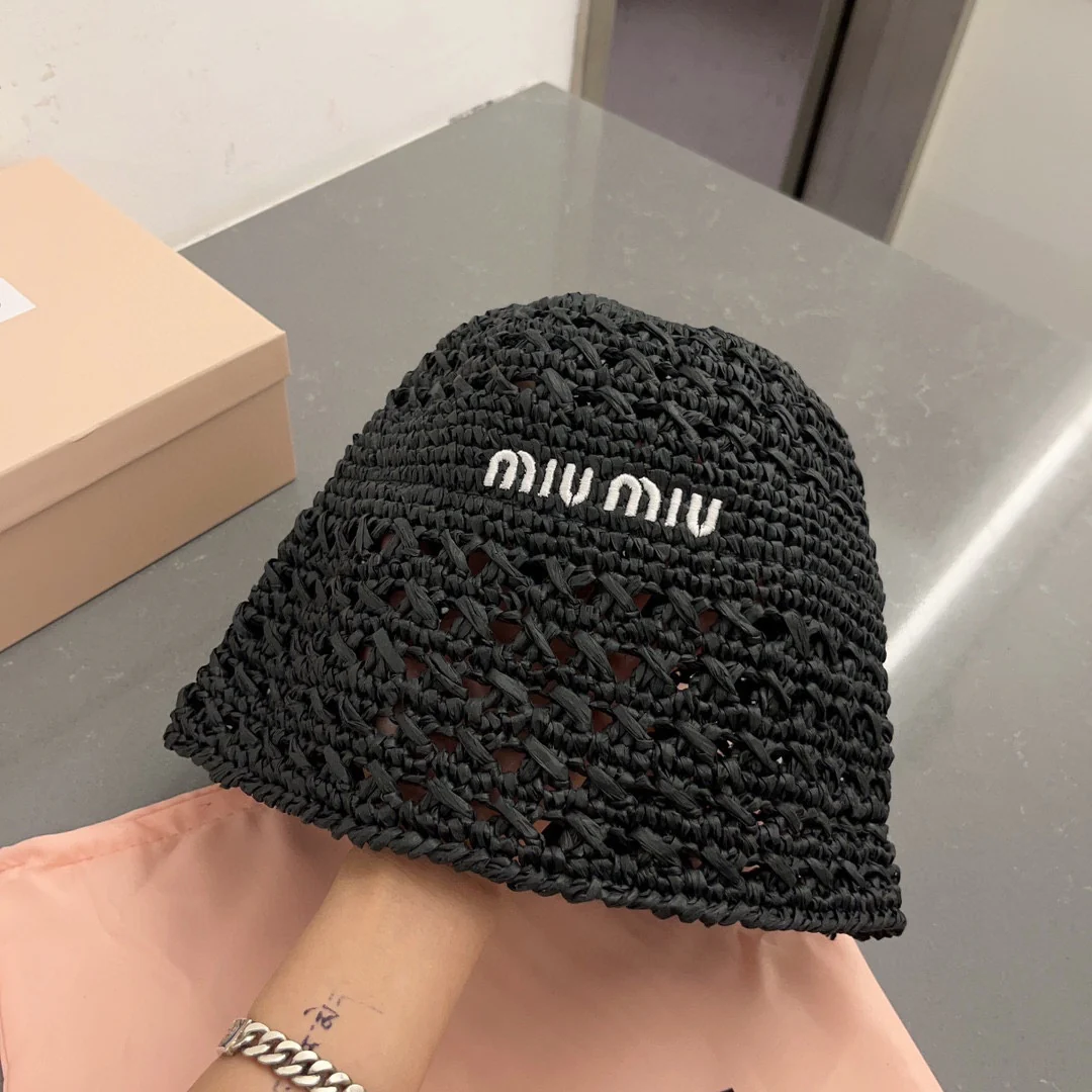 Новинка сезона весна/лето 2023 от Miu Miu - Вязаная крючком рыбацкая шапка - Черная