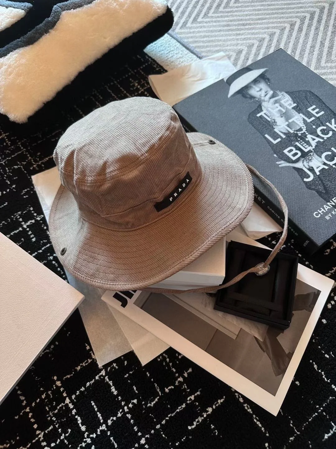 Рыбацкая шапка из вельвета на завязках от Prada, осенне-зимняя коллекция.