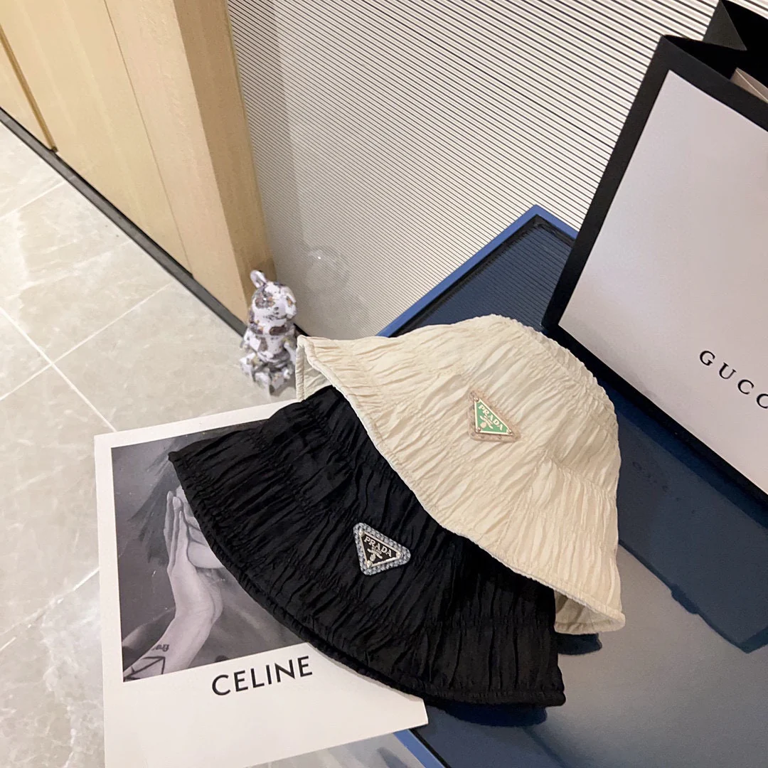 Новая панама Prada 2023 года с эффектом мятой ткани - белая.