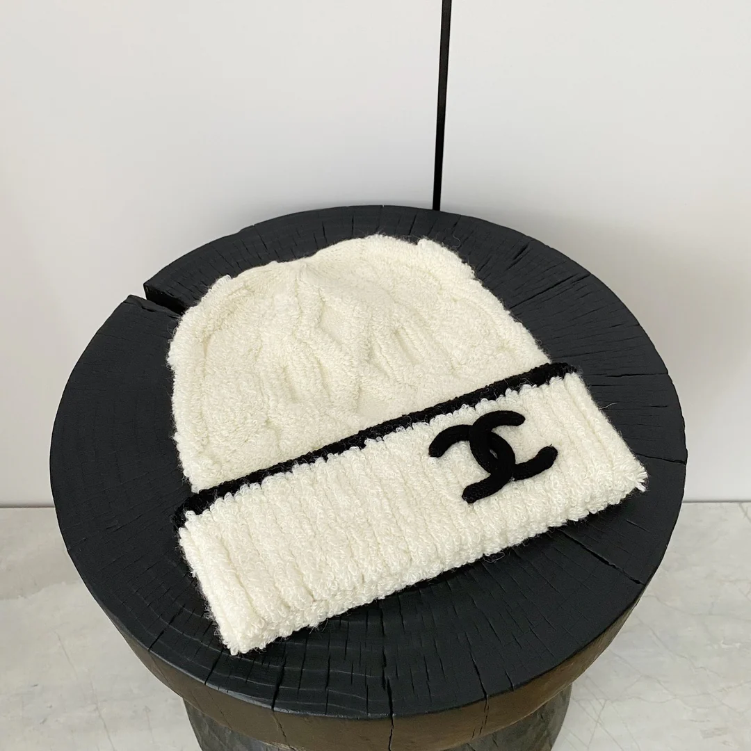 Вязаная шапка Chanel из коллекции осень/зима 2023, новая модель — белая.