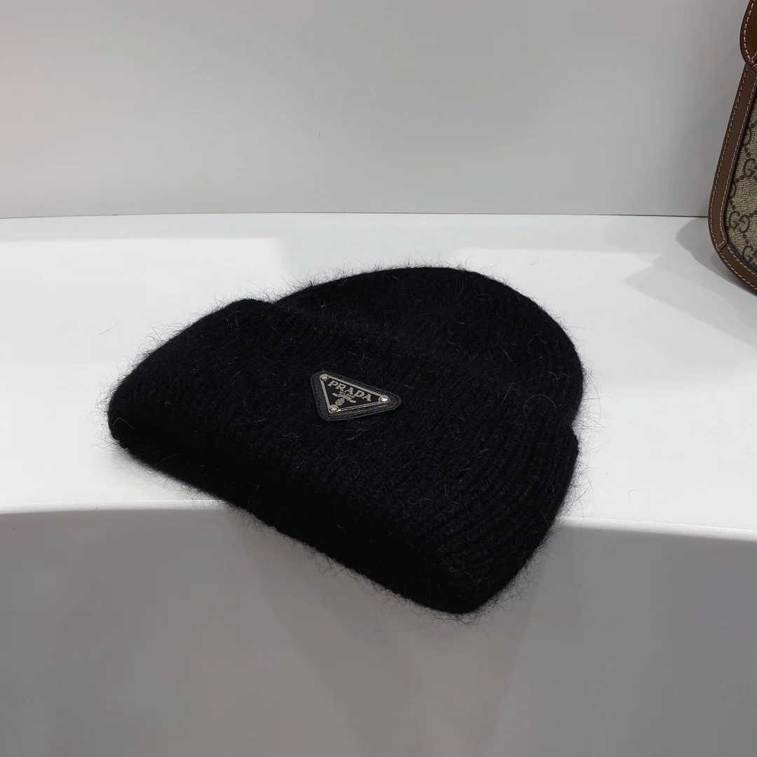 Вязаная шапка Prada из ангорского кроличьего меха и шерсти - черная