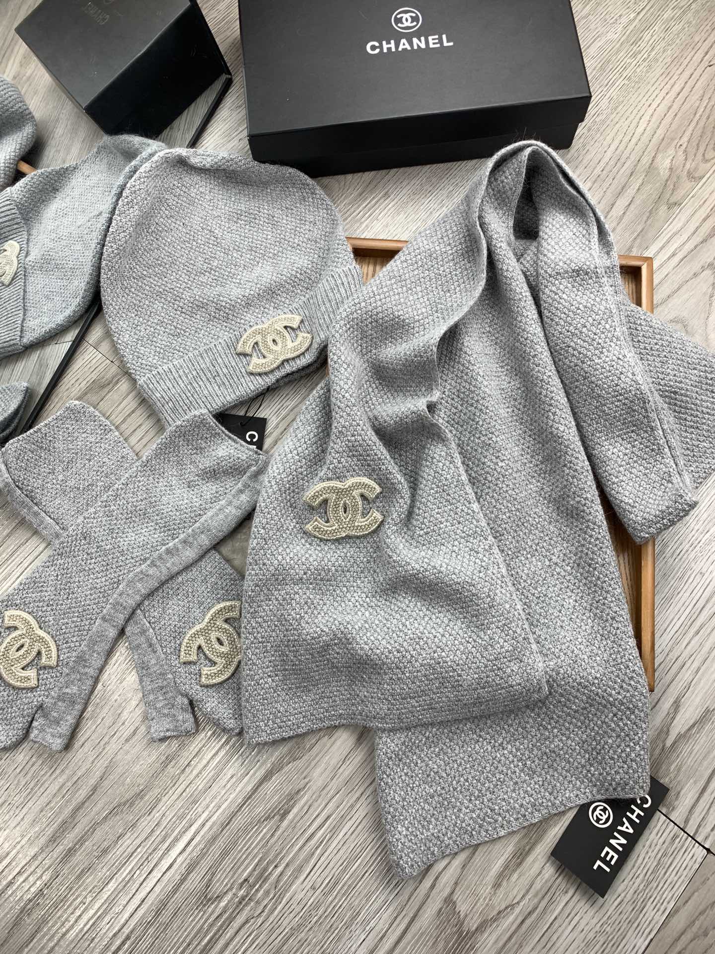 Chanel - Вязаный шерстяной комплект - шапка, шарф и перчатки, 3 предмета - серый - 1