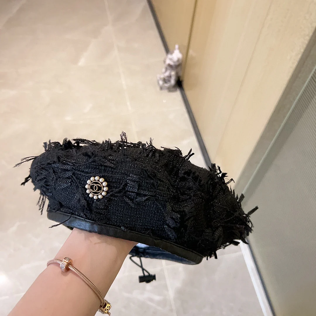 Берет Chanel 2023 в новом стиле с бахромой