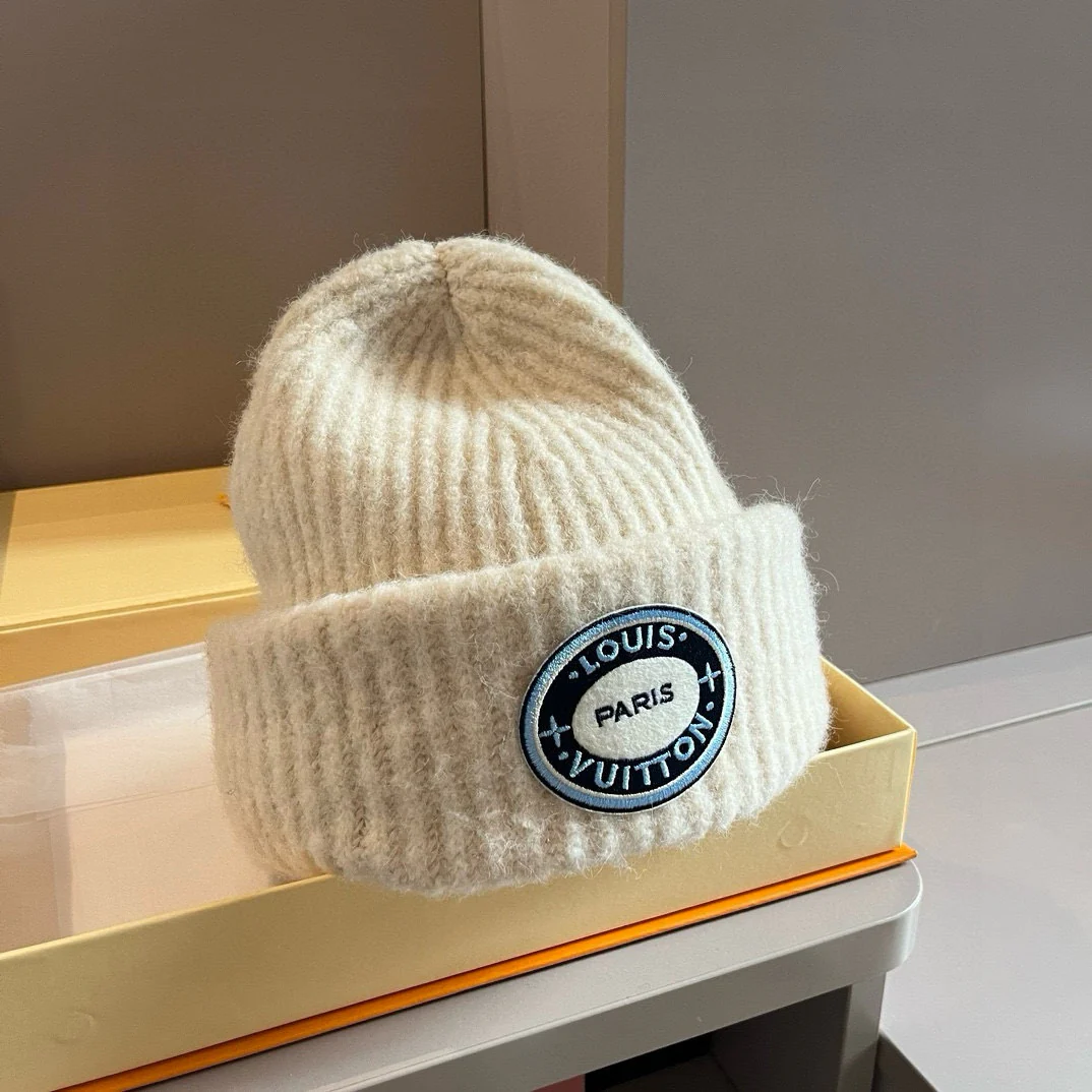 Вязаная шапка LV с вышитой биркой - белая
