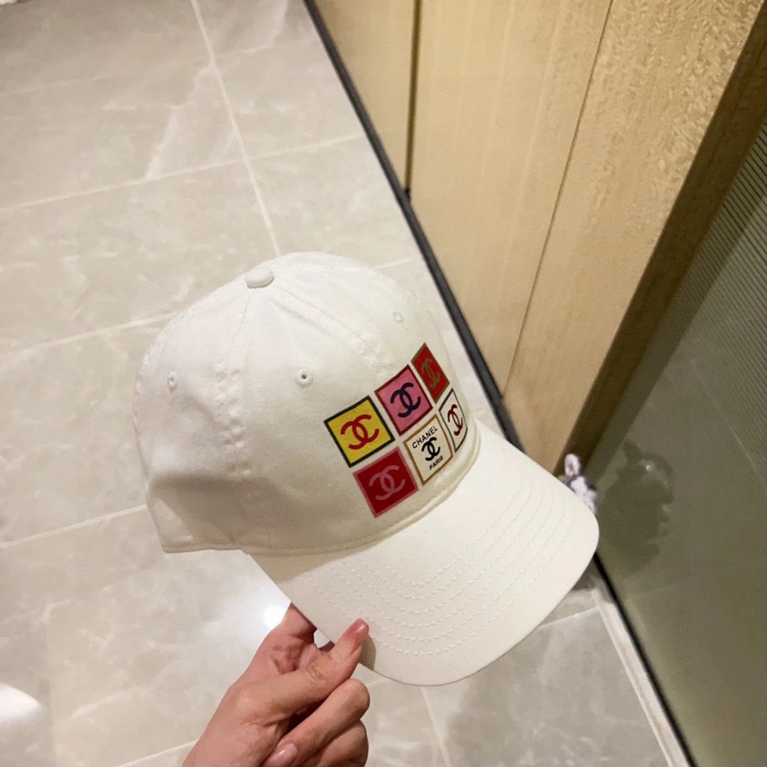 Бейсболка Chanel 2023 года, новая модель, с шестью панелями.
