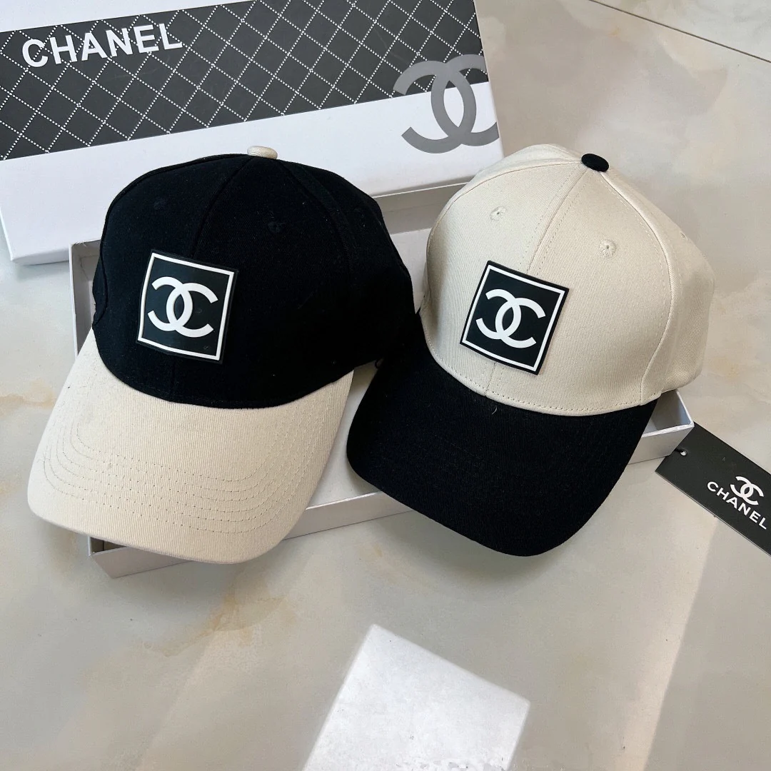 Новинка 2022 года от Chanel — бейсболка в черно-белую цветовую гамму.