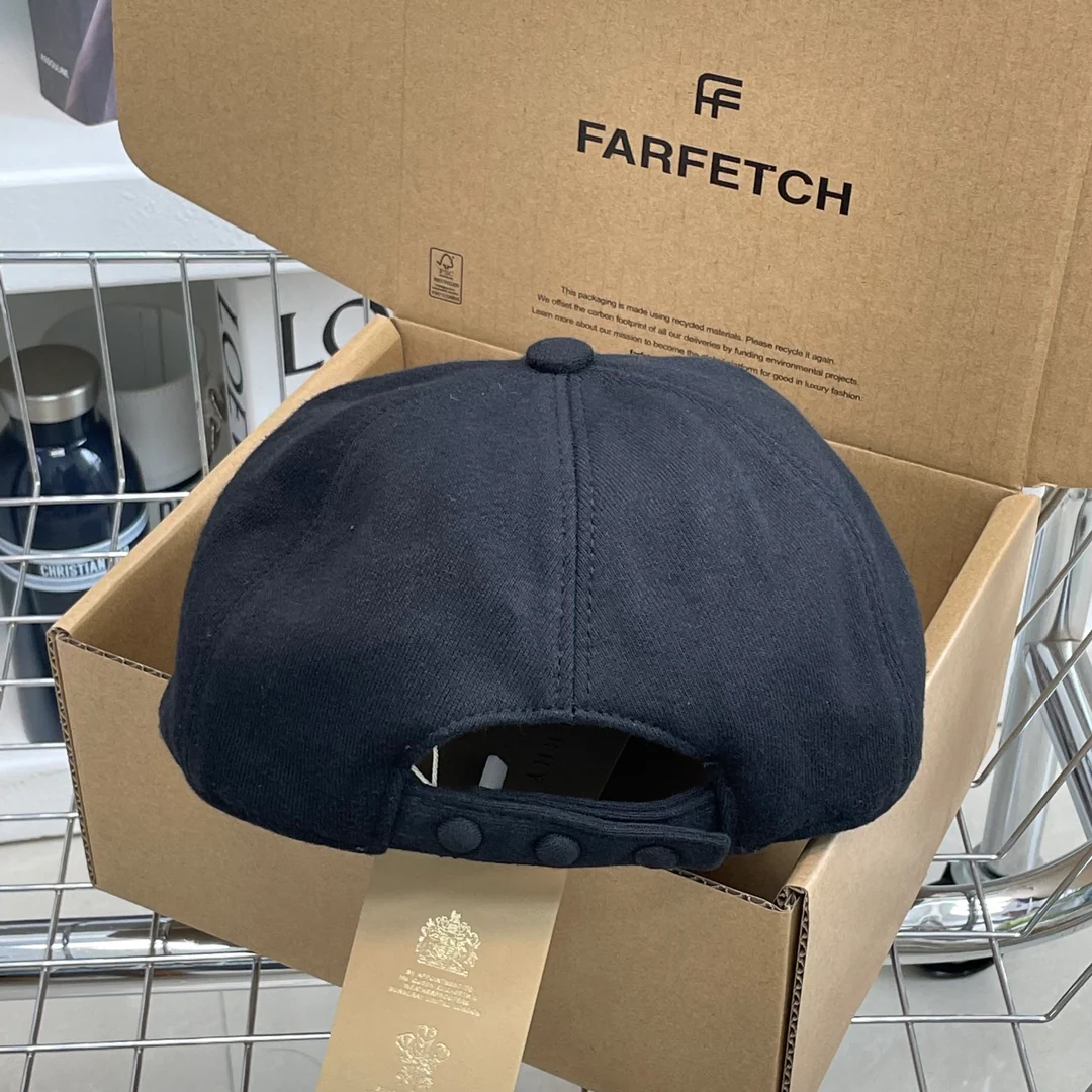 Burberry - Новая клетчатая бейсболка с большой вышивкой буквы B