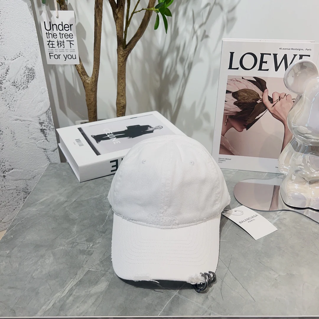 Новинки коллекции Balenciaga весна/лето 2023 - Шляпа с заклепками/Сферическая кепка - Белая