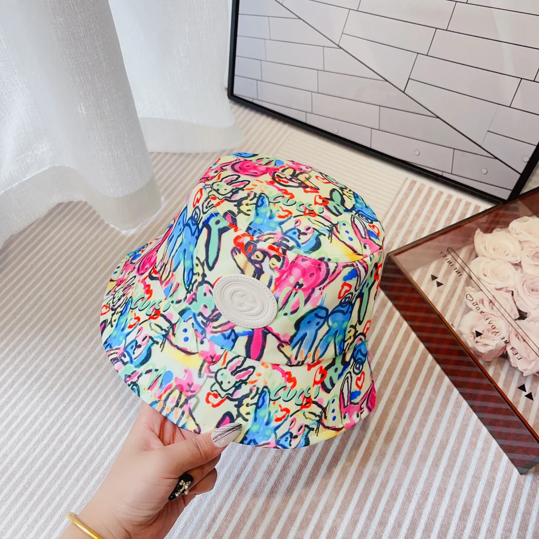 Новинка сезона весна/лето 2023 от Gucci - Панама в стиле граффити.