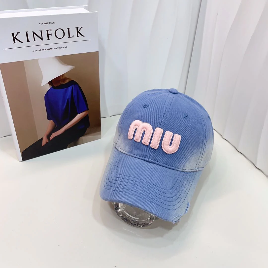 Miu Miu - Бейсболка в стиле ретро с вышивкой и эффектом потертости