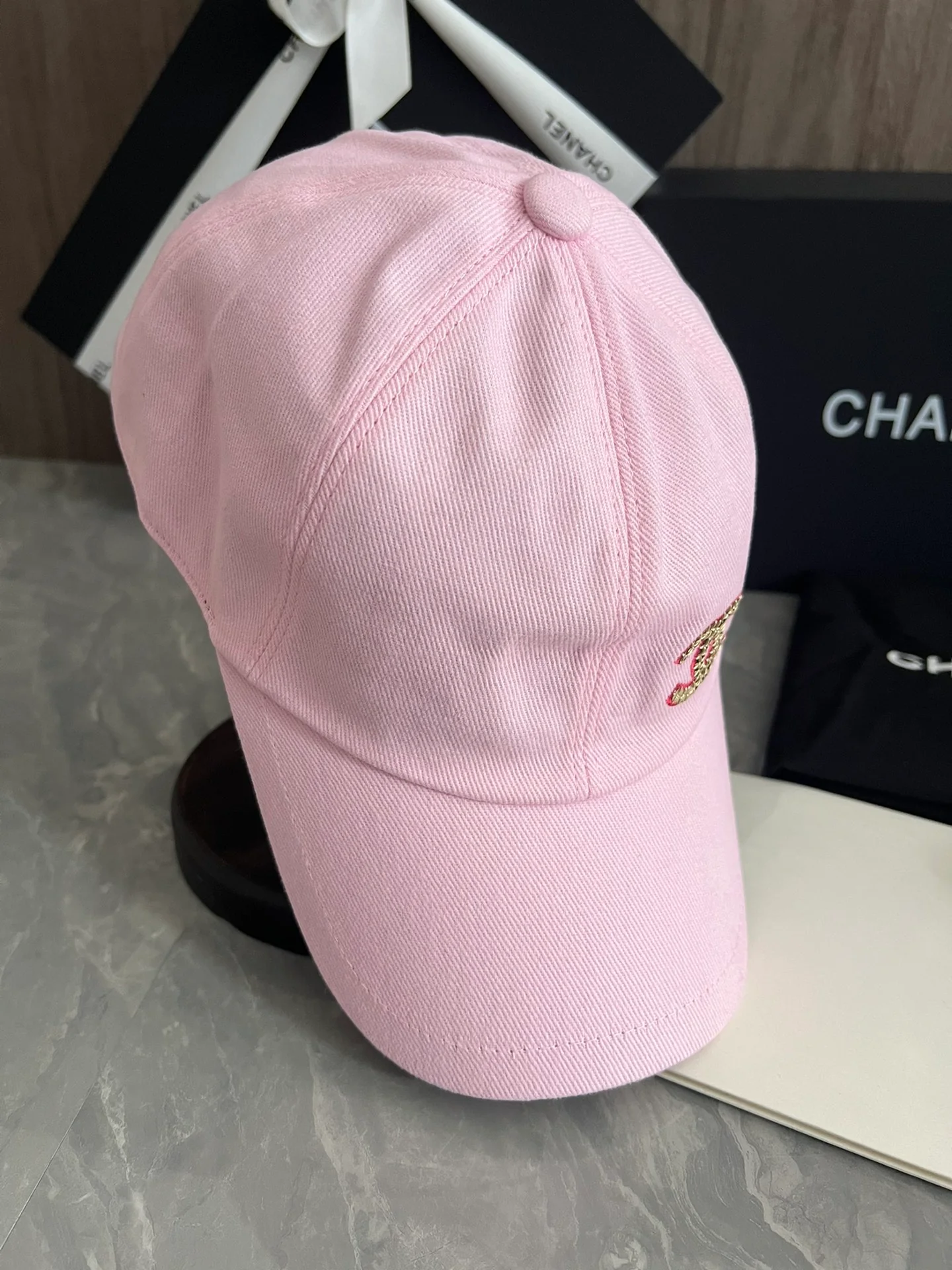 Джинсовая бейсболка Chanel с вышивкой пайетками - розовая