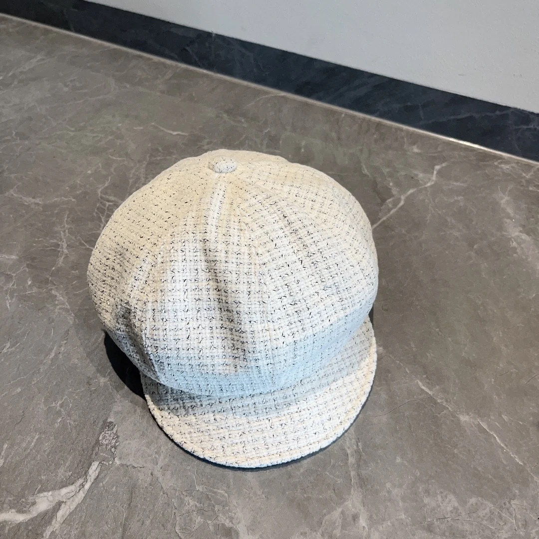 Chanel - Элегантная бейсболка в стиле Chanel - Белая