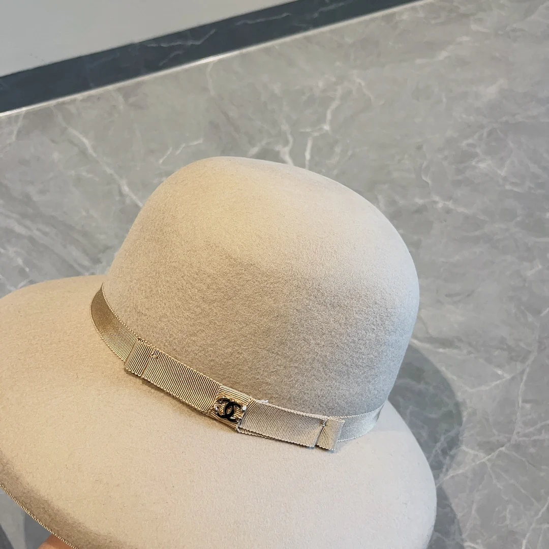 Маленькая шерстяная шляпка-фонарик Chanel Double C, бежевая.