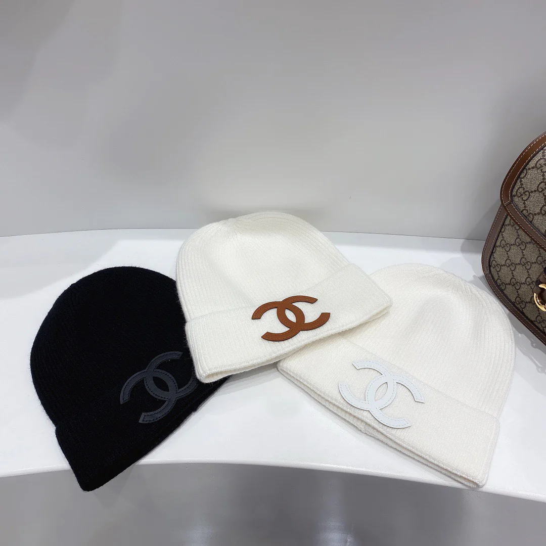 Chanel - Вязаная шапка-бини - Популярный товар в интернет-магазине - Бело-коричневая