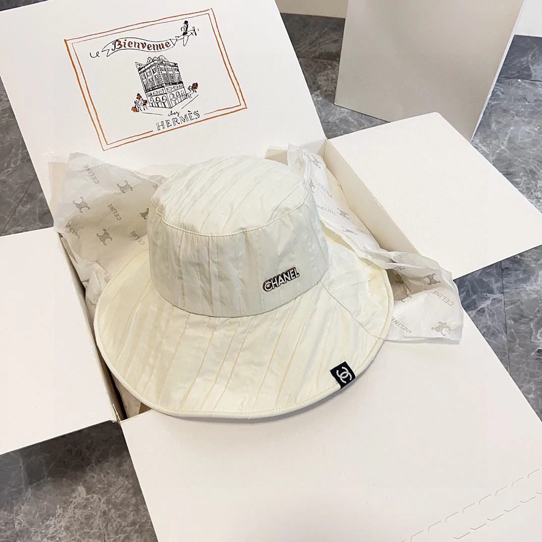 Новая минималистичная плиссированная солнцезащитная шляпа Chanel 2024 года — белая.