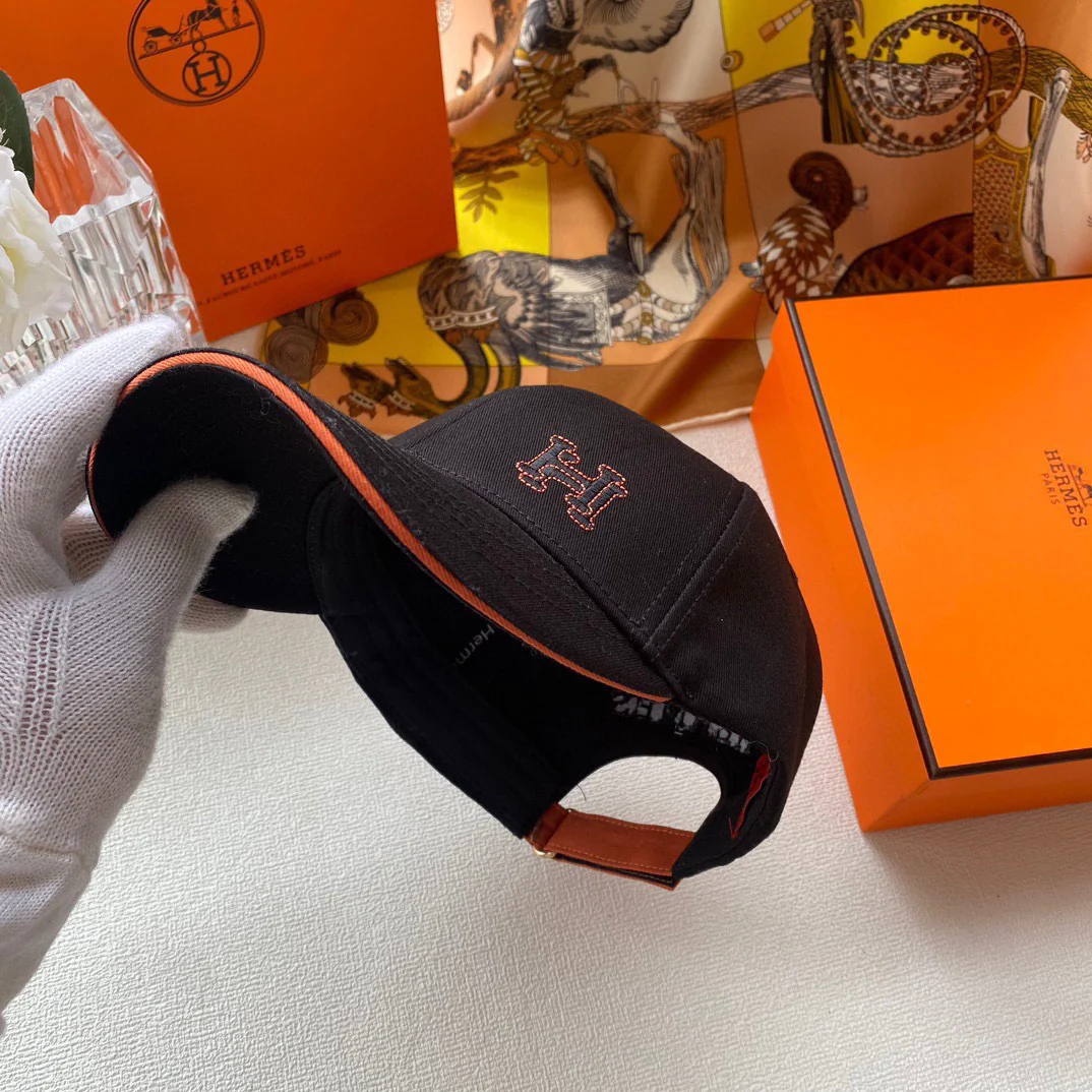 Вышитая бейсболка Hermes - черная