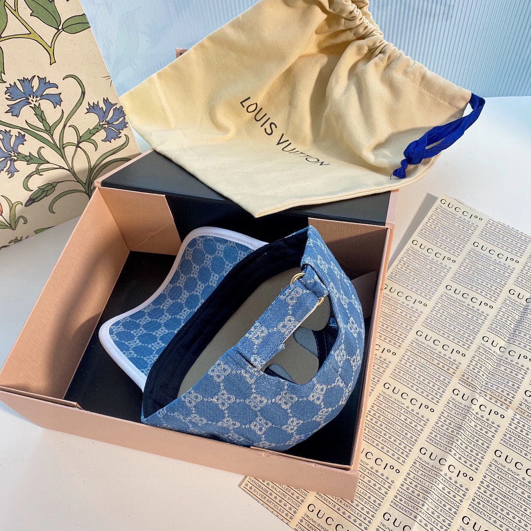 Бейсболка Balenciaga из джинсовой ткани с вышивкой - светло-голубая