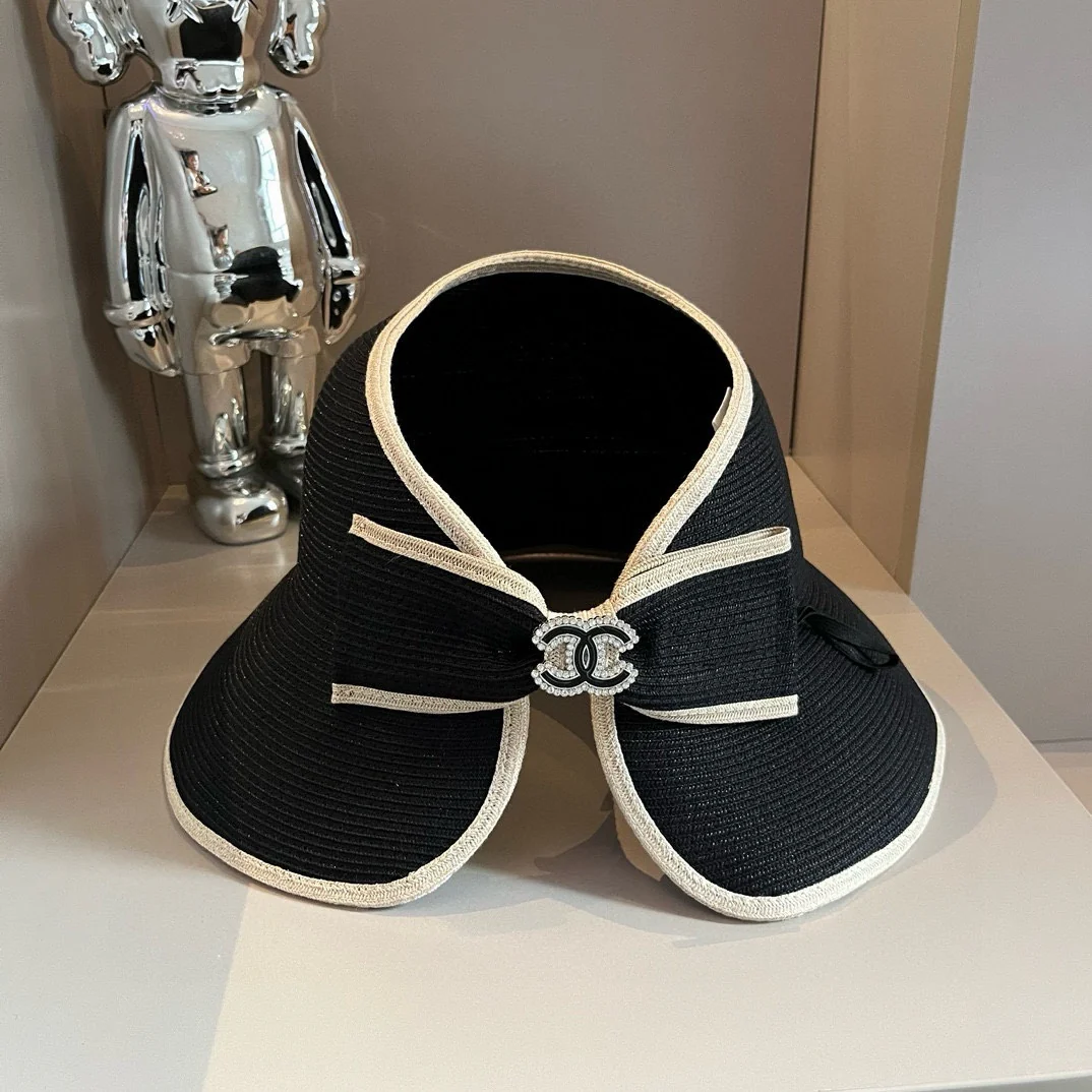 Chanel - Рыбацкая шляпа с разрезом сзади и бантом - Черная