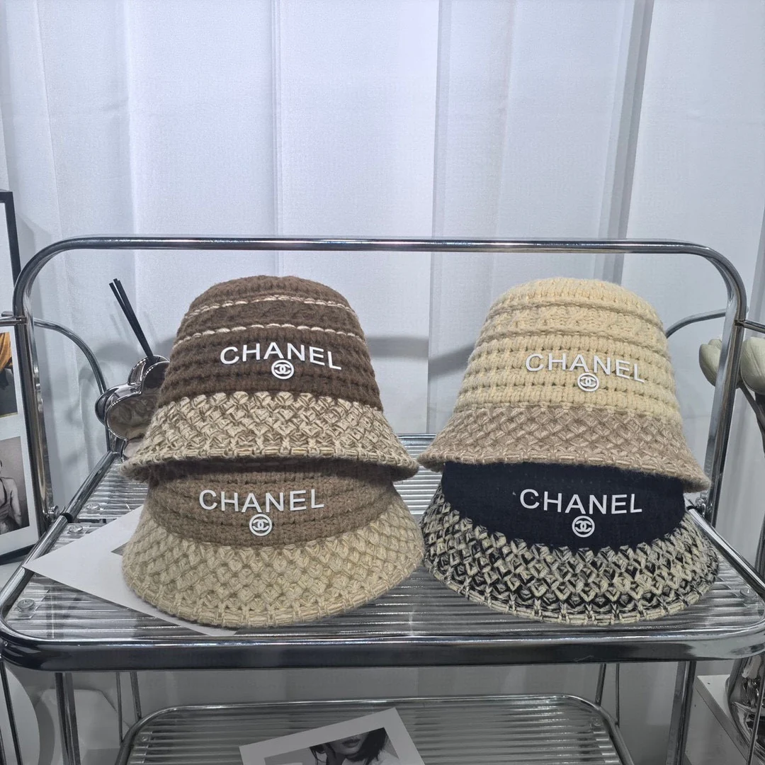 Chanel - Вязаная рыбацкая шапка с цветовыми блоками - 1