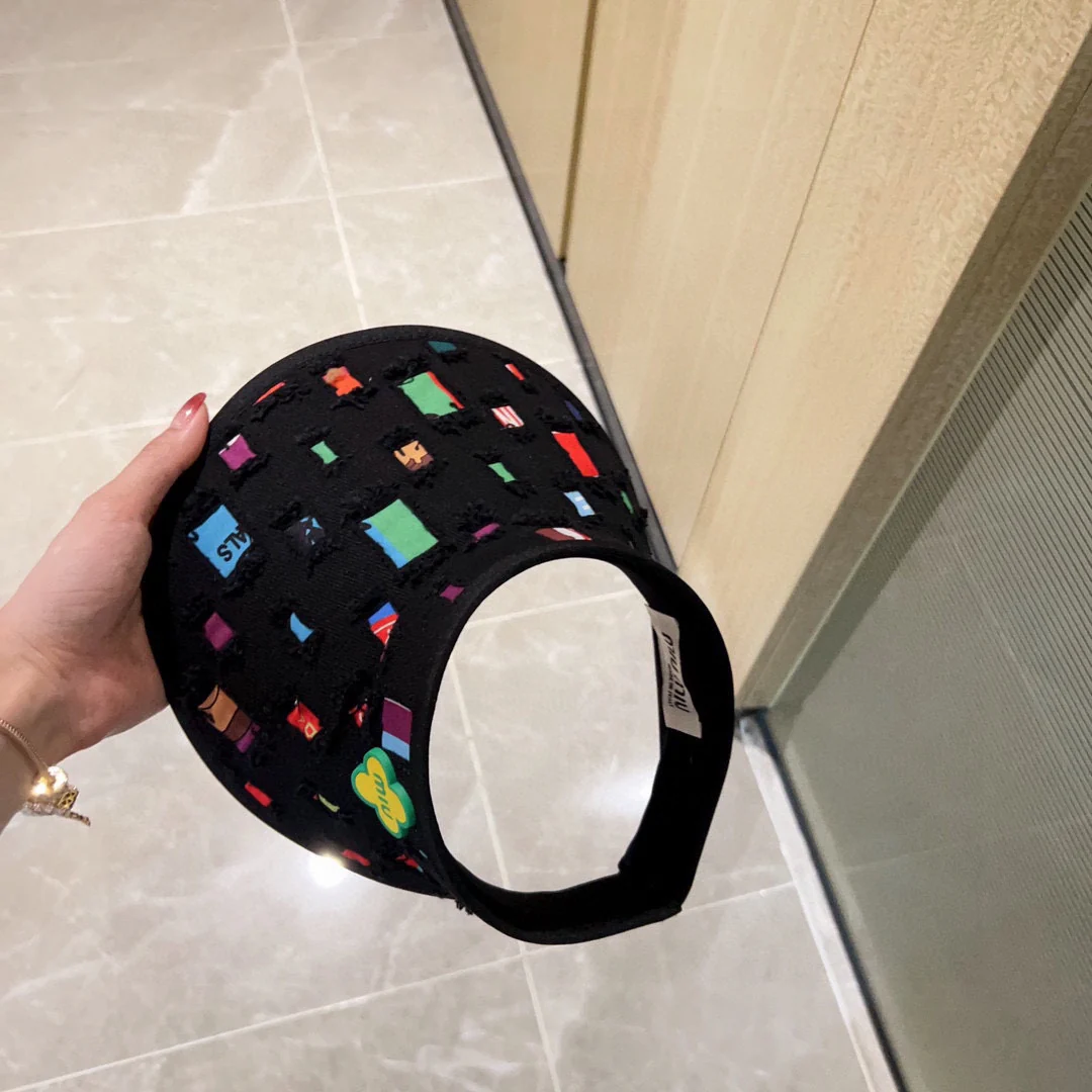 Новые поступления коллекции Miu Miu весна/лето 2023 - Козырек - Солнцезащитная шляпа - Черная