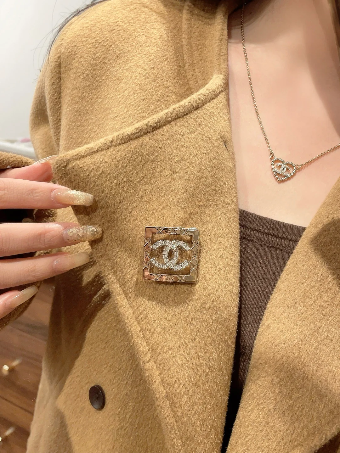 Квадратная ажурная брошь Chanel 25 пенсов.