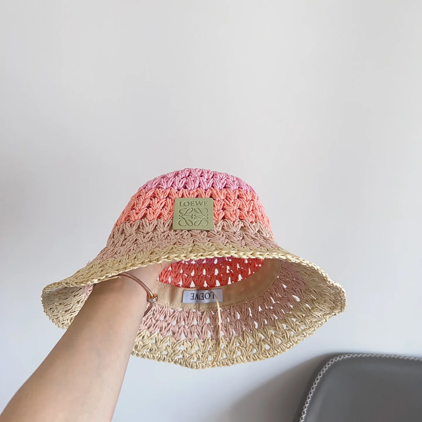 Вязаная крючком солнцезащитная шляпа LOEWE - розовая