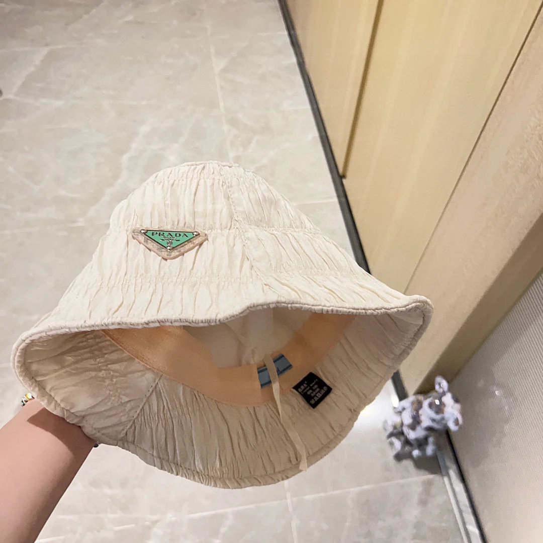 Новая панама Prada 2023 года с эффектом мятой ткани - белая.