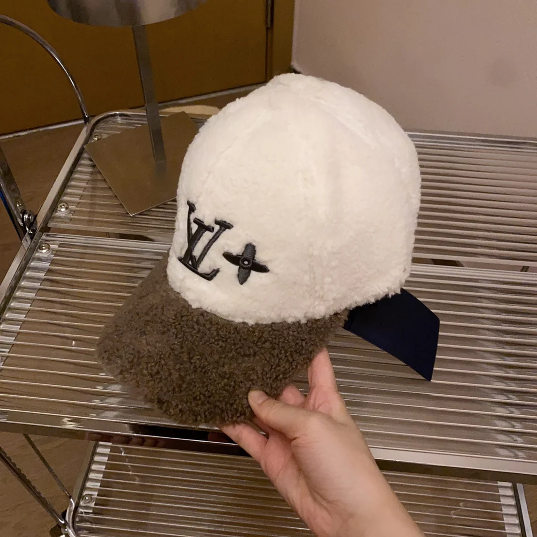 LV - Бейсболка из овечьей шерсти