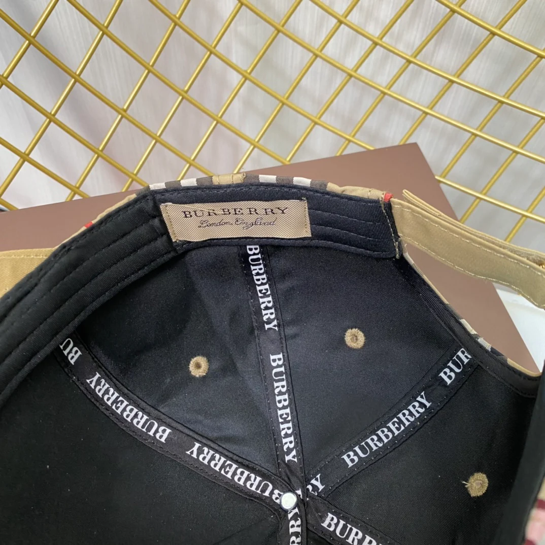 Burberry - Классическая бейсболка в клетку