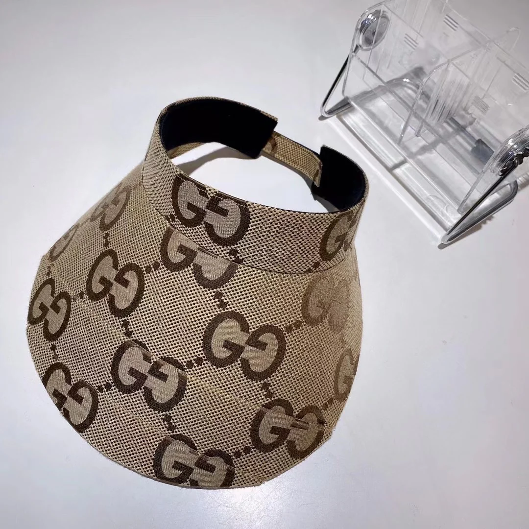 Классическая солнцезащитная шляпа Gucci с монограммой.