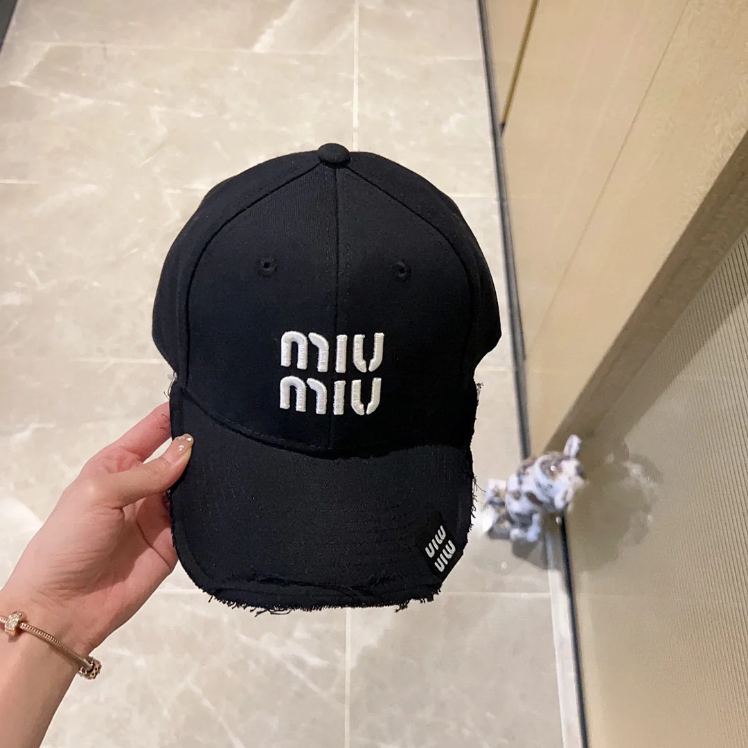 Новая бейсболка Miu Miu 2023 с вышивкой и рваными элементами - черная.