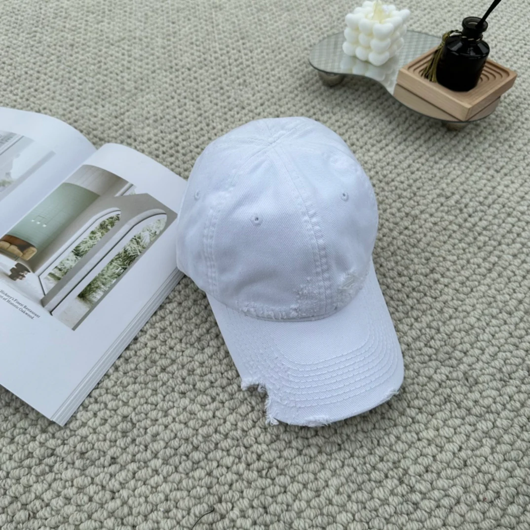 Бейсболка Balenciaga с надписью на задней стороне - белая