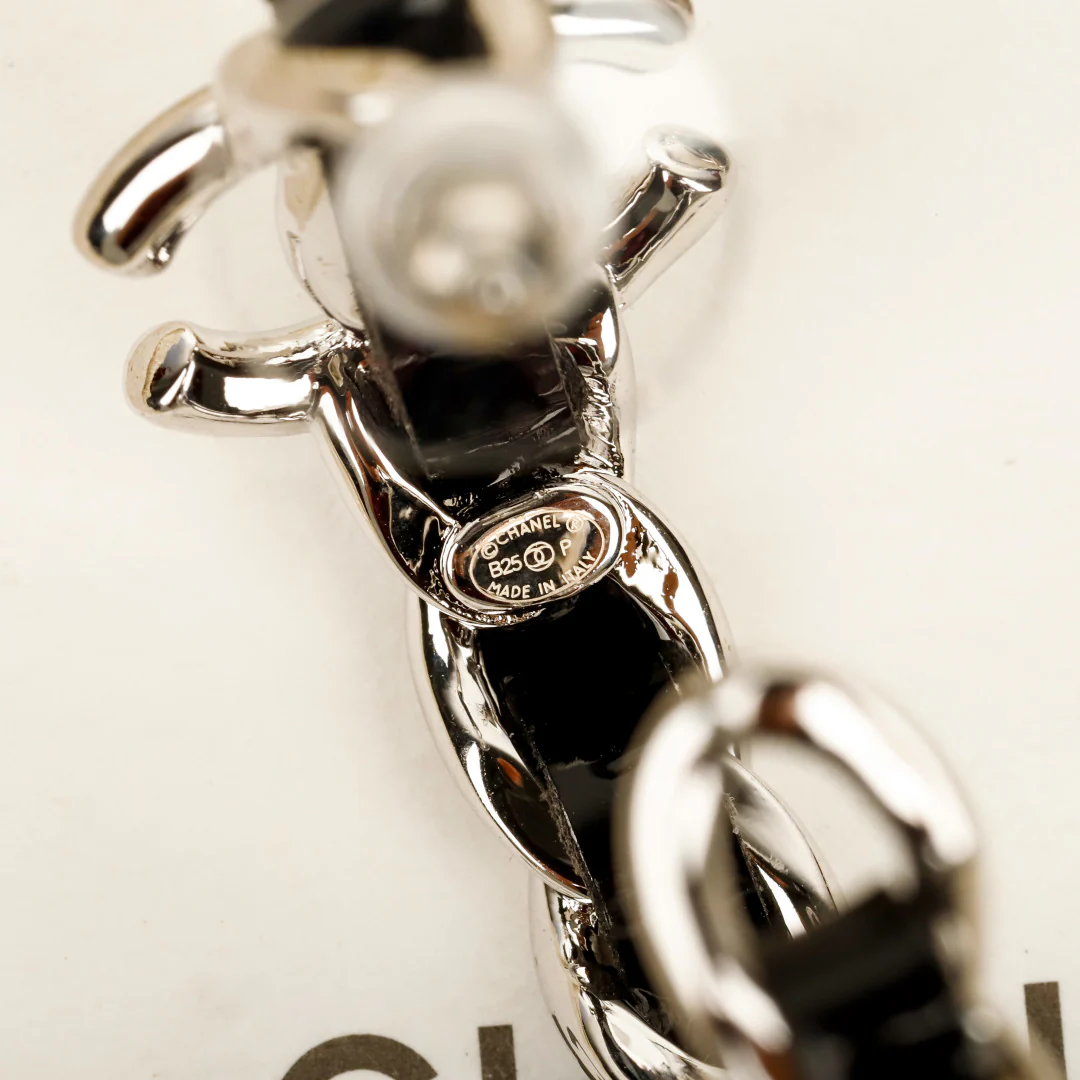 Серьги Chanel - 25 пенсов, черные с серебряной кожаной цепочкой