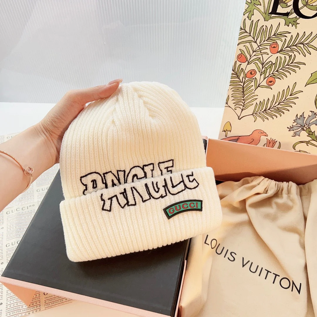 Вязаная шапка Gucci с буквами