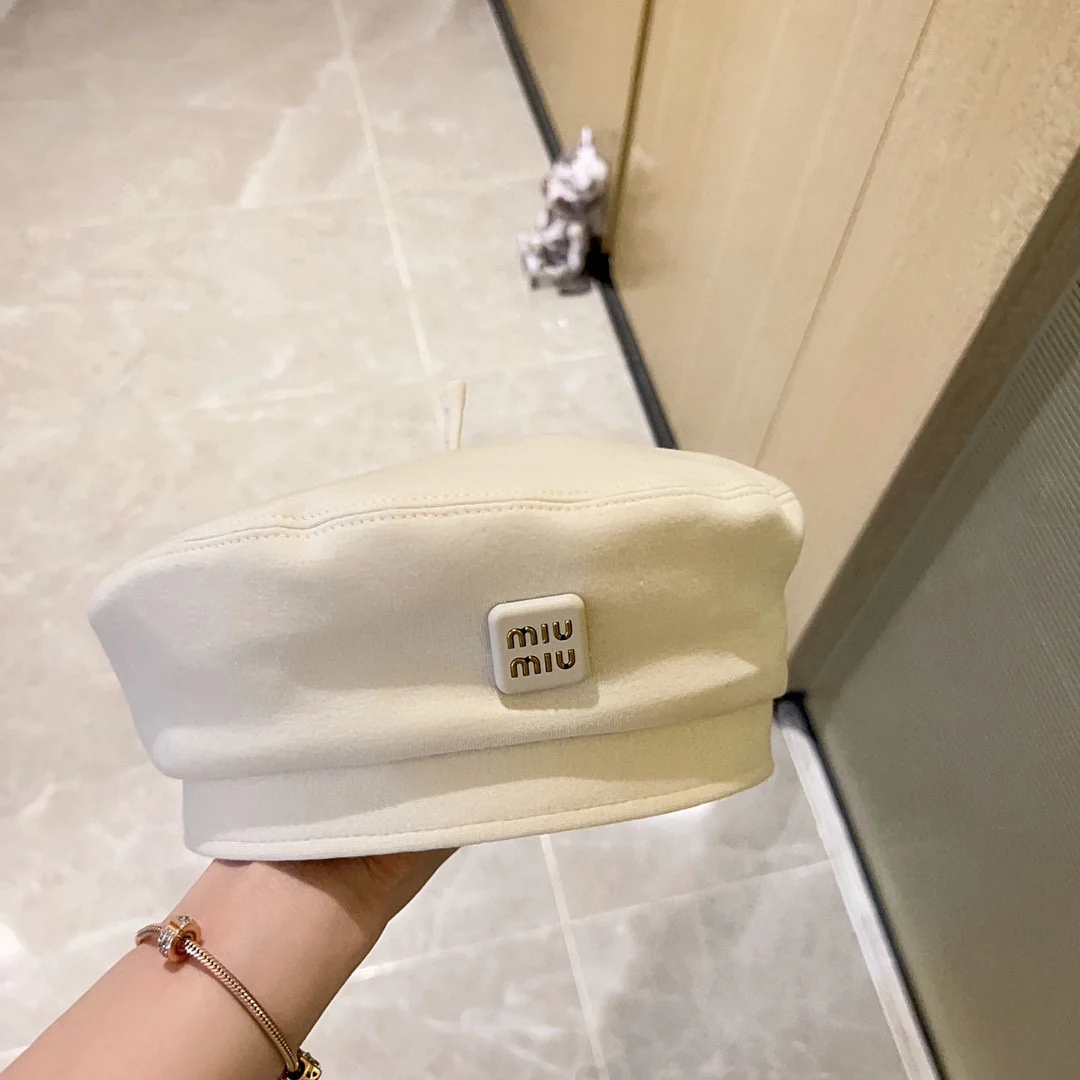 Новая простая шерстяная беретка Miu Miu 2023 года - белая.