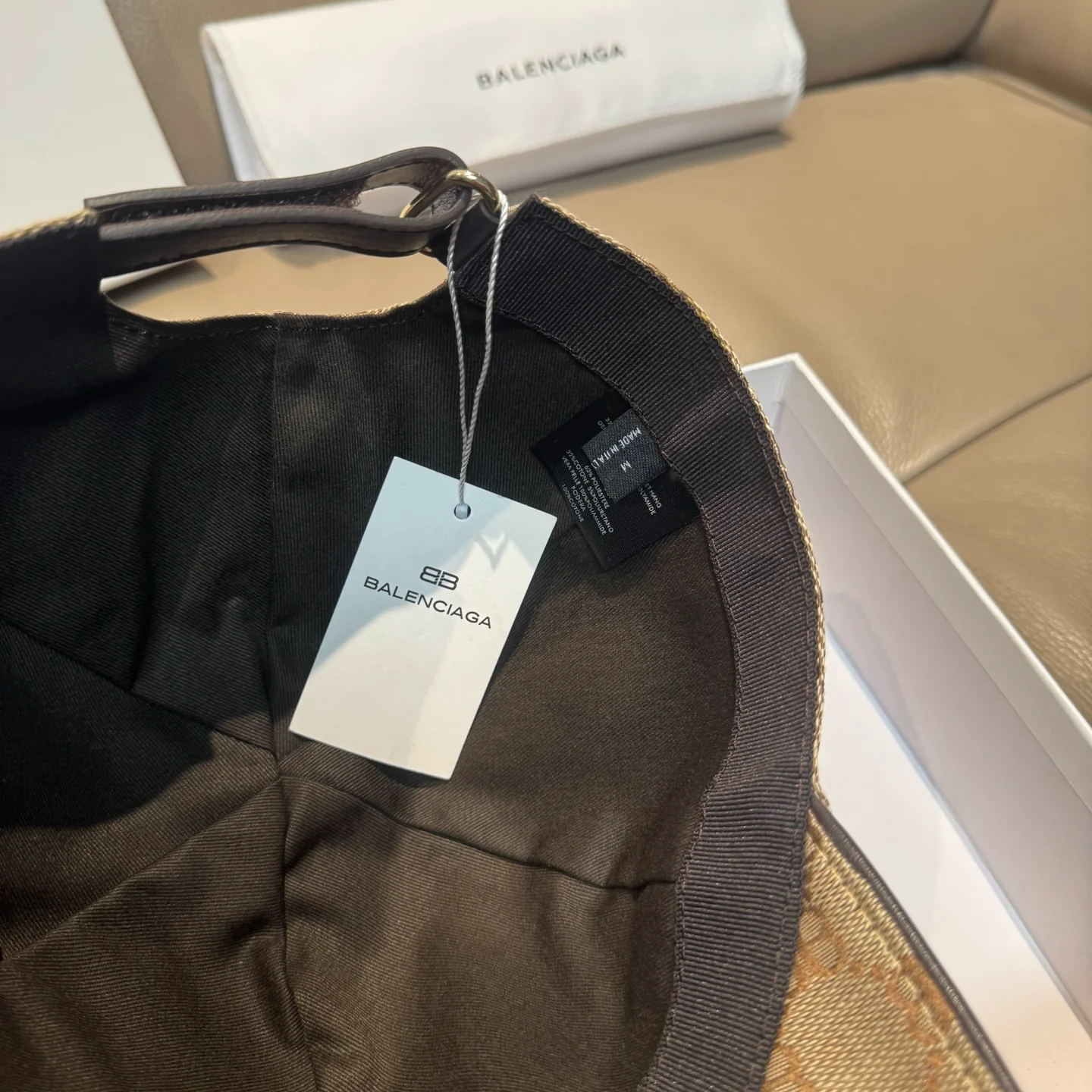 Бейсболка Balenciaga с двойной буквой B по всей поверхности.