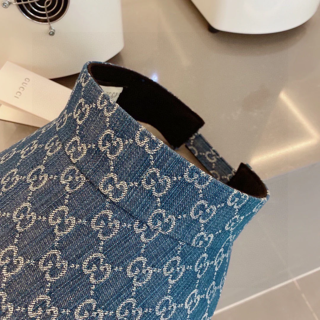 Новые поступления коллекции Gucci весна/лето 2023 - Широкополая шляпа с монограммой - Шляпа-козырек - Солнцезащитная шляпа