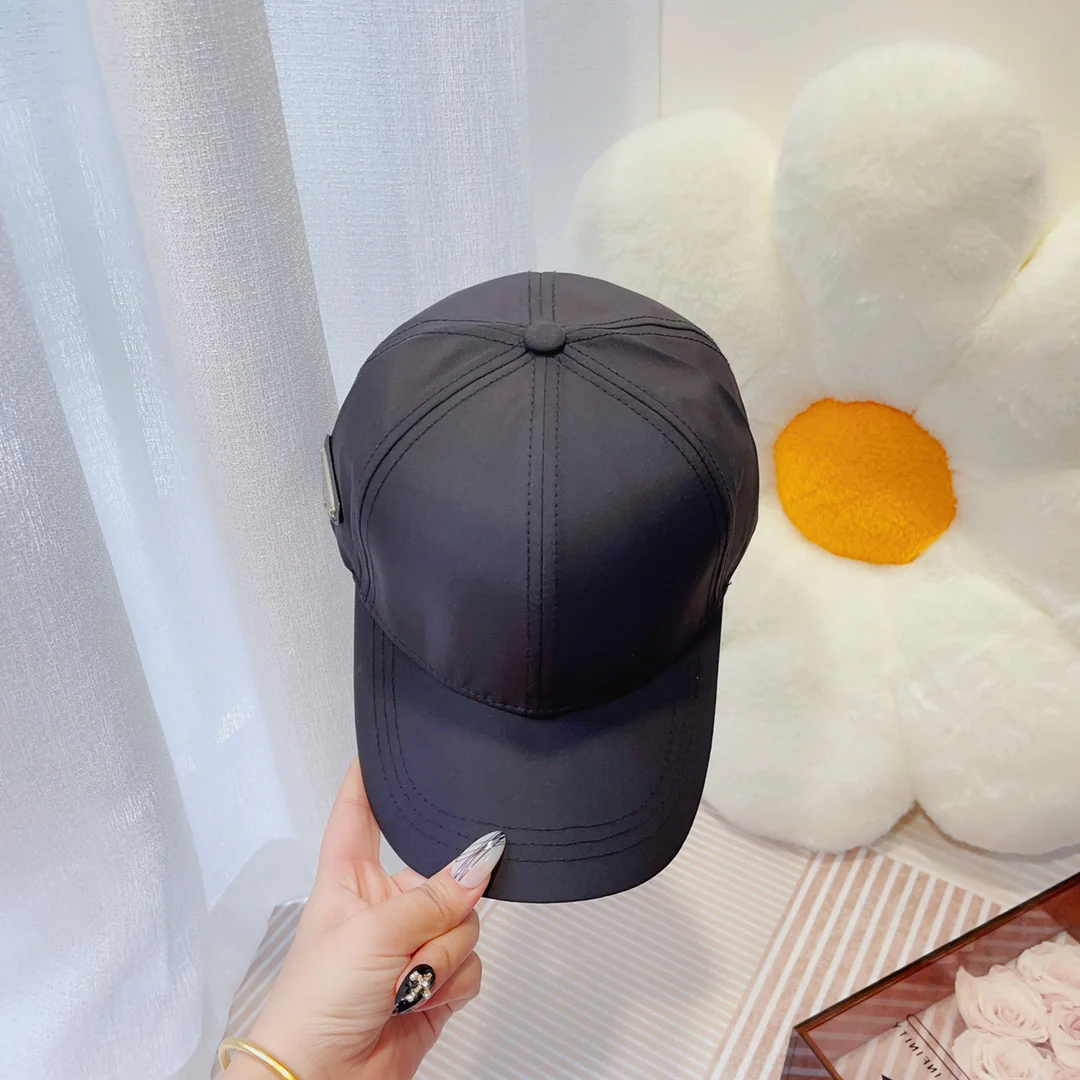 Бейсболка Prada