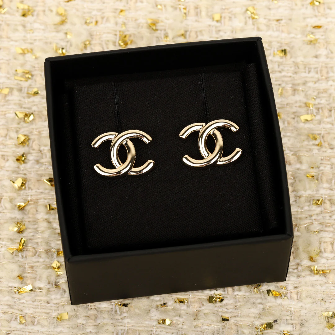 Chanel - 25 пенсов, глянцевые серьги с двойной буквой С